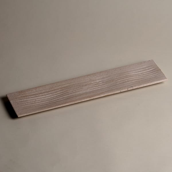 🔷 Streamlined Beauty. Elevated Ritual.Inspired by the fluidity of mountain streams, the Keiryū Sushi Plate by @borrowedearthcollaborative channels the quiet energy of flowing water into a sculptural dining experience.Carved with soft ridges that mimic natural currents, this piece enhances the ritual of serving sushi—transforming the table into a tranquil landscape.✨ Available in:💚 Guatemala Green — a richly veined, deep emerald stone📏 Size: Standard sushi plate💵 Price: $190.00📦 SKU: WM-SSPT-KE-GG-BEOCrafted from reclaimed stone, each Keiryū Plate is naturally unique—veins, texture, and coloration will vary, honoring the story of the material itself.Minimalist. Meditative. Earthbound.DM to purchase or inquire. Sushi has never looked so serene.#BorrowedEarth #KeiryuPlate #GuatemalaGreen #StoneTableware #SushiServing #ModernCraft #DesignDining #WabiSabiAesthetic #PrecisionStone #TabletopSculpture